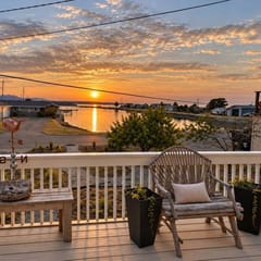 Sunset View Cottage at Lagoon Point