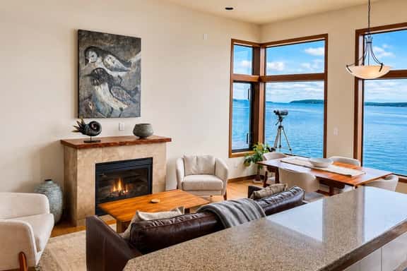 Downtown Langley Beachfront I Steps to Beach I Sleeps 4 - Image 1